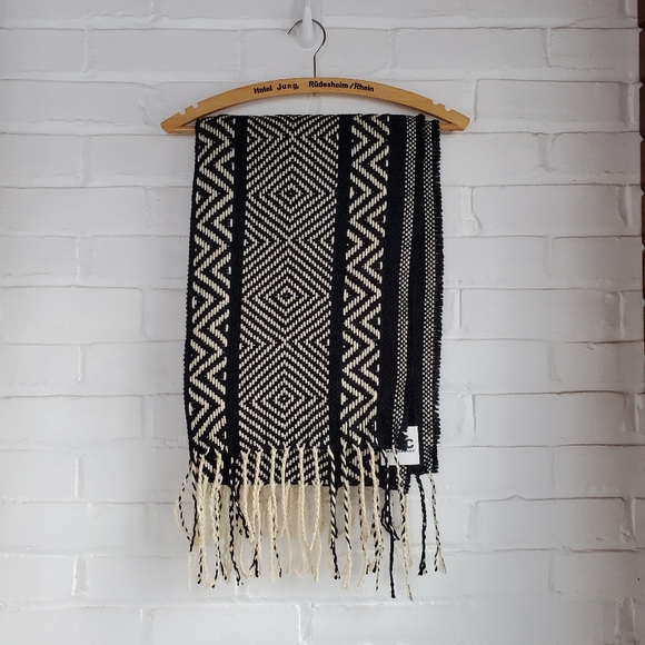 NYC Underground Scarf Shawl Wrap Wide Heavy Scarf Black Cream with Fringe - Picture 4 of 5